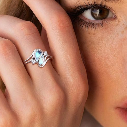 Geometrisk damering besatt med oval grønn månestein og kubisk zirkonia – moderne og stilig 💍✨