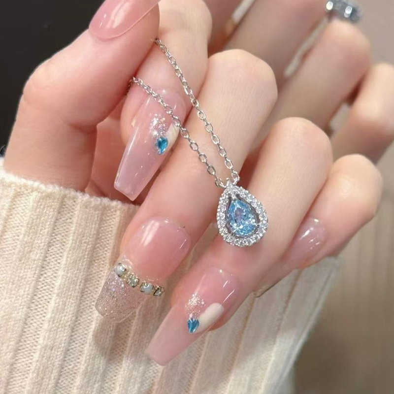 🌊 Delikat halskjede med en akvablå dråpe – Elegant og enkelt å kombinere 💙